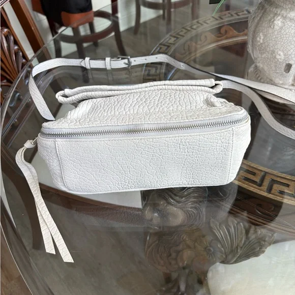 🤍🤍AIMEE KESTENBERG WHITE FLAP PEBBLED LEATHER CROSSBODY BAG!🤍🤍 - Picture 4 of 10